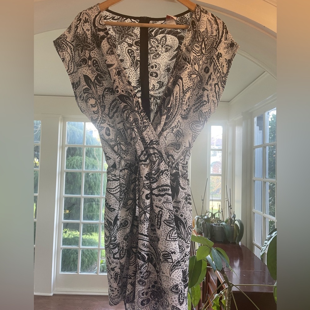 1x black and white partiality lined romper